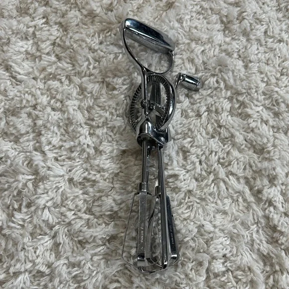 Vintage Hand-Crank Egg Beater Mixer in Shiny Chrome - Picture 1 of 5
